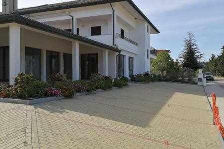 House White Apartments 아르바탁스 외부 사진